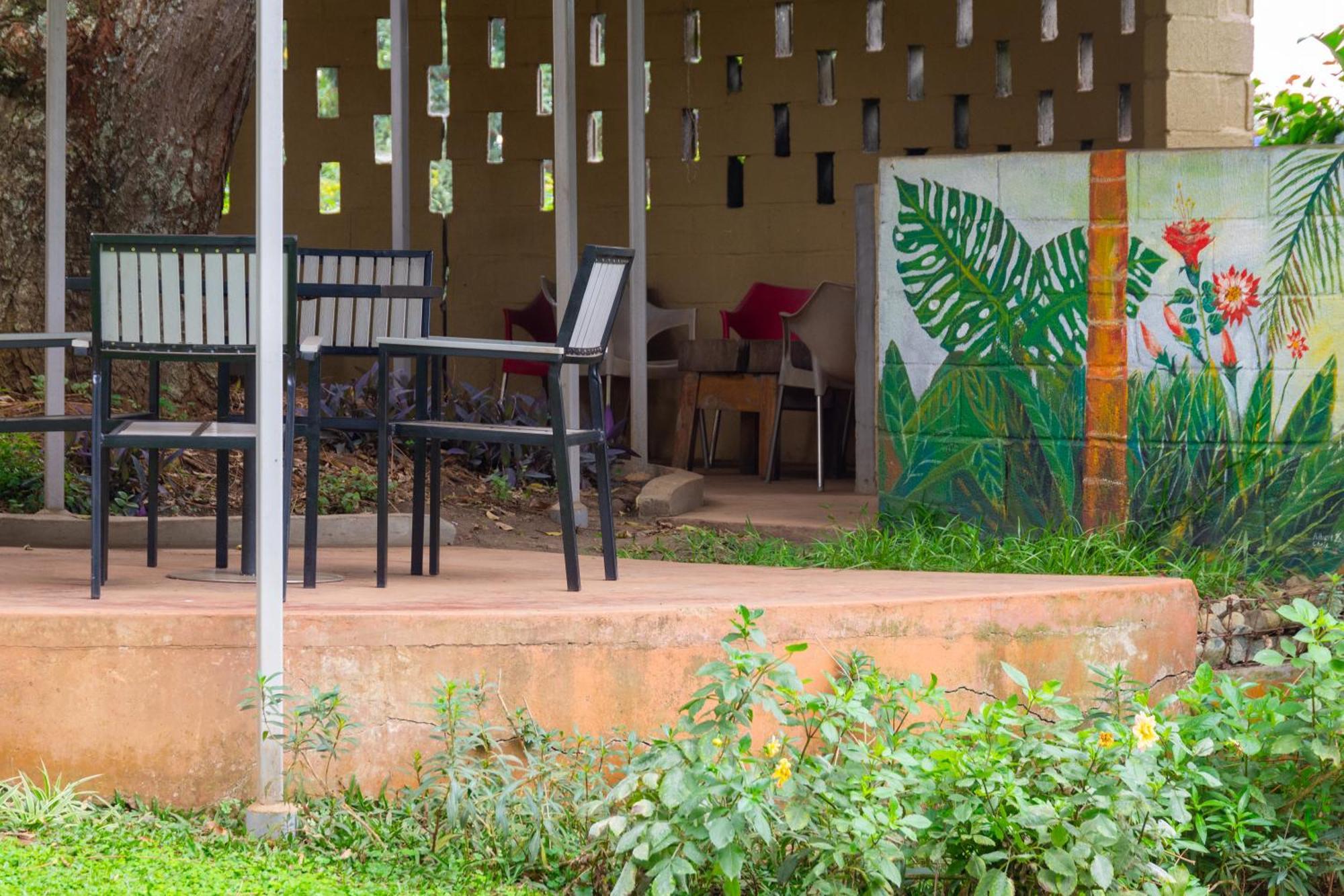 Dutchess Hotel And Restaurant Fort Portal Exterior photo